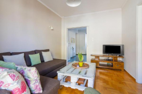 Floral and Stylish apt for 4ppl next to metro